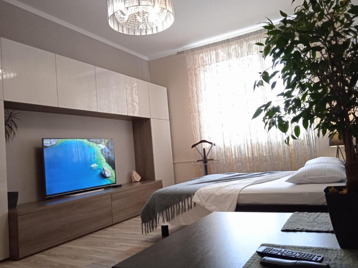 Appartamento Vip Квартира Подобово Центр, 2 Кімнати, Смарт Тв, Документи Rivne Esterno foto